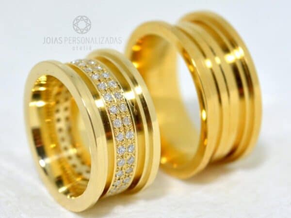 alianças anatômicas luxuosas em ouro 18k com brilhantes