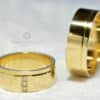Alianças em Ouro 18k com Friso de 0,2 e Brilhantes - Image 2
