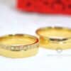 Alianças Levemente Boleadas em Ouro 18k com 15 Brilhantes - Image 4