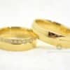 Alianças Levemente Boleadas em Ouro 18k com 15 Brilhantes - Image 2