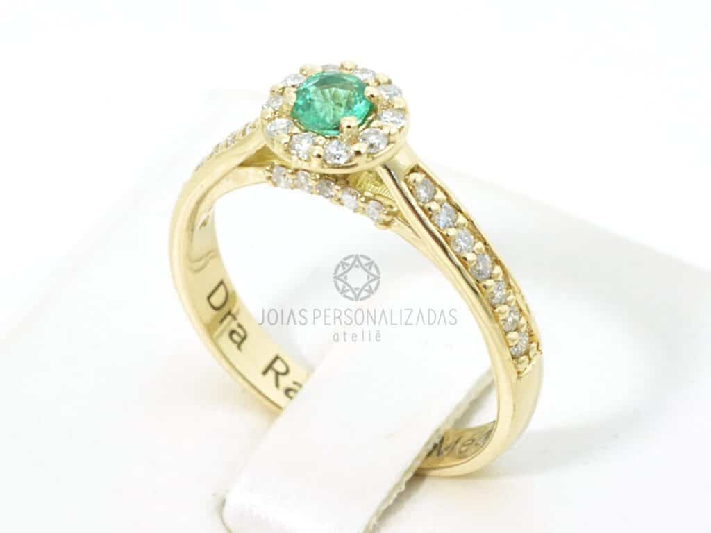 anel de formatura feminino com esmeralda e brilhantes