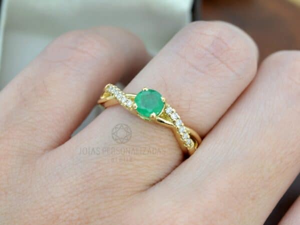 anel de formatura em Ouro 18k com esmeralda redonda e brilhantes