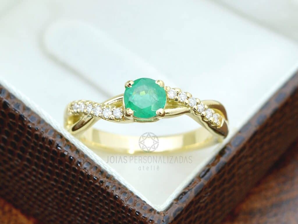 anel de formatura em Ouro 18k com esmeralda e brilhantes