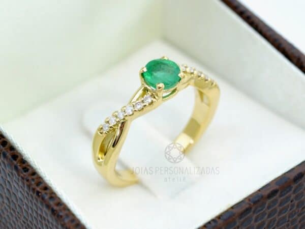 anel de formatura em Ouro 18k com esmeralda e brilhantes