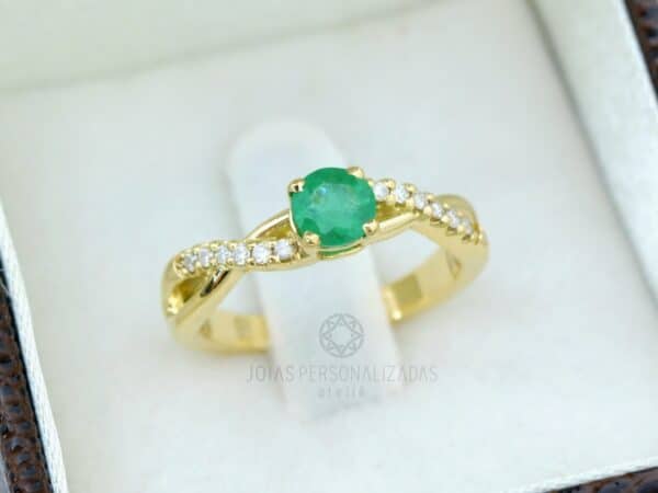 anel em Ouro 18k com esmeralda e brilhantes