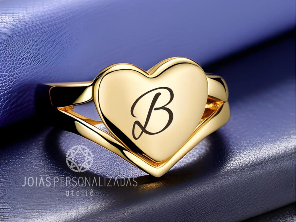 anel de coração feminino em ouro 18k com letra gravada