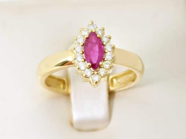 Anel em Ouro 18k com Rubi Navete e Brilhantes - Image 3