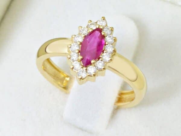 Anel em Ouro 18k com Rubi Navete e Brilhantes