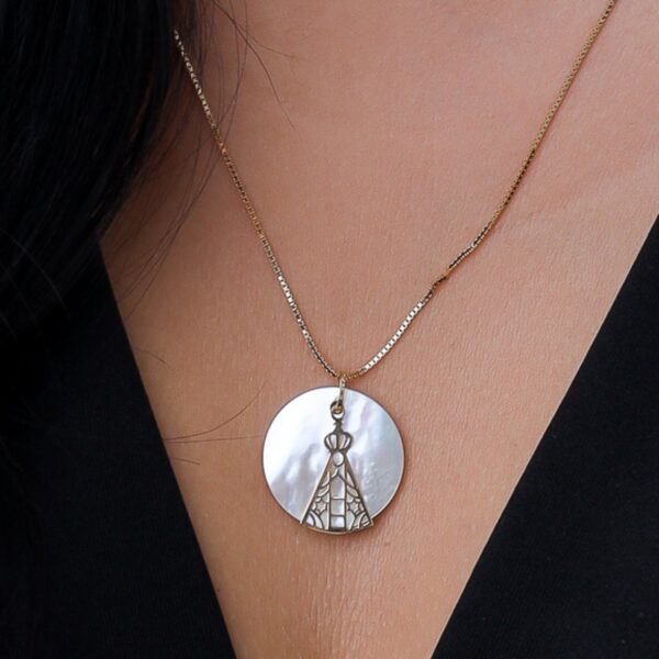 Pingente Nossa Senhora Aparecida com madrepérola - Ouro 18k - Image 2