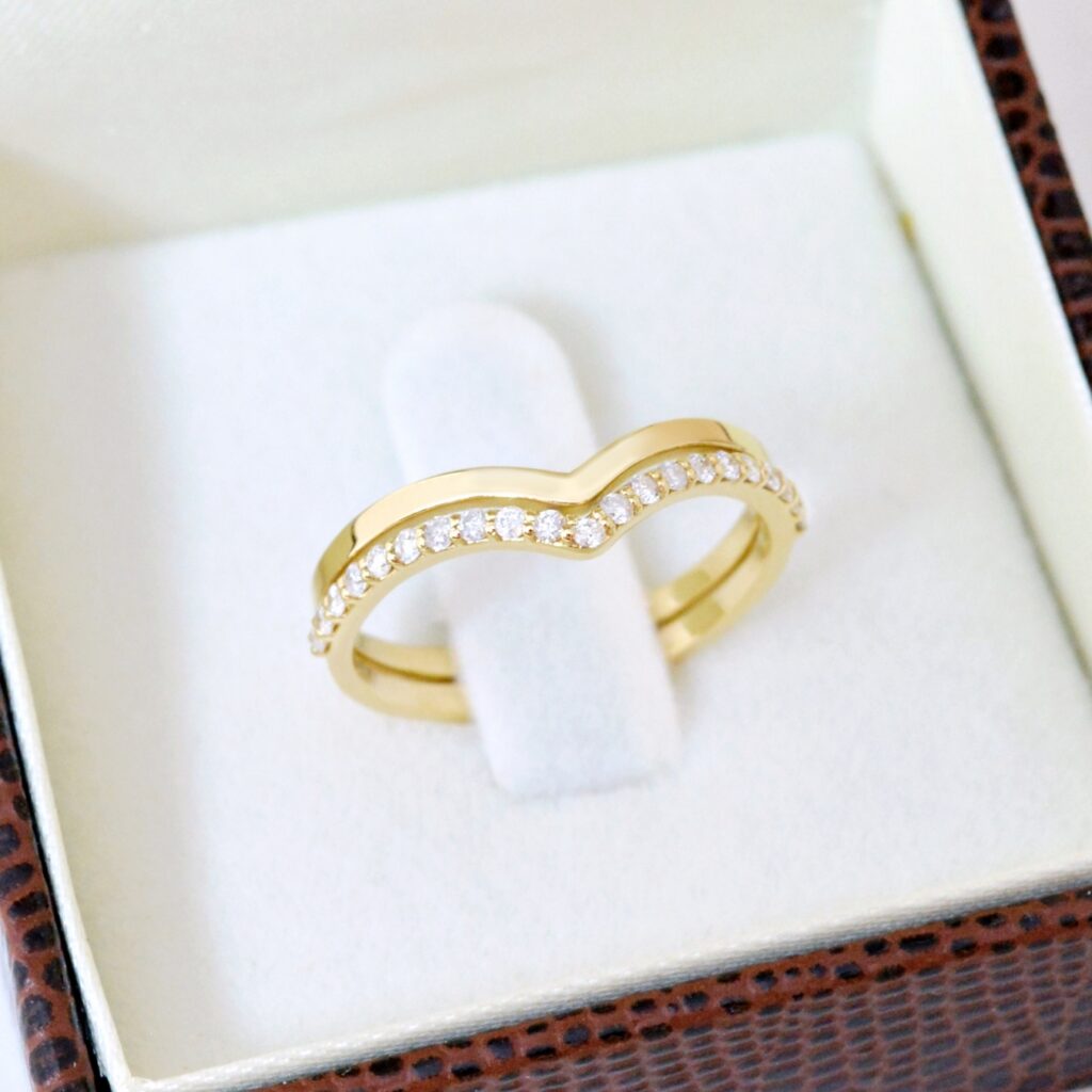 anel feminino em ouro 18k, com aro liso e aro cravejado de brilhantes.