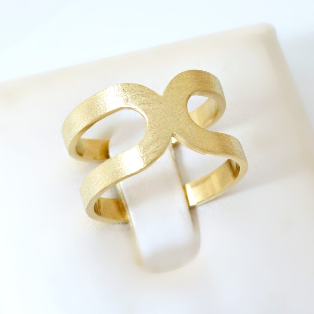 anel feminino em ouro 18k com acabamento fosco.