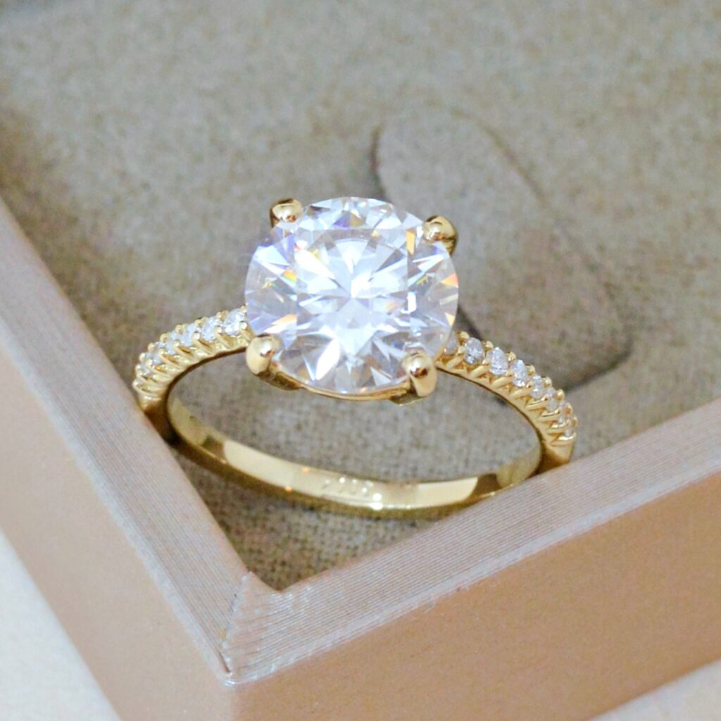 Anel de ouro 18k com moissanita central de 4 ct e brilhantes, joia sofisticada e elegante para noivado ou ocasiões especiais