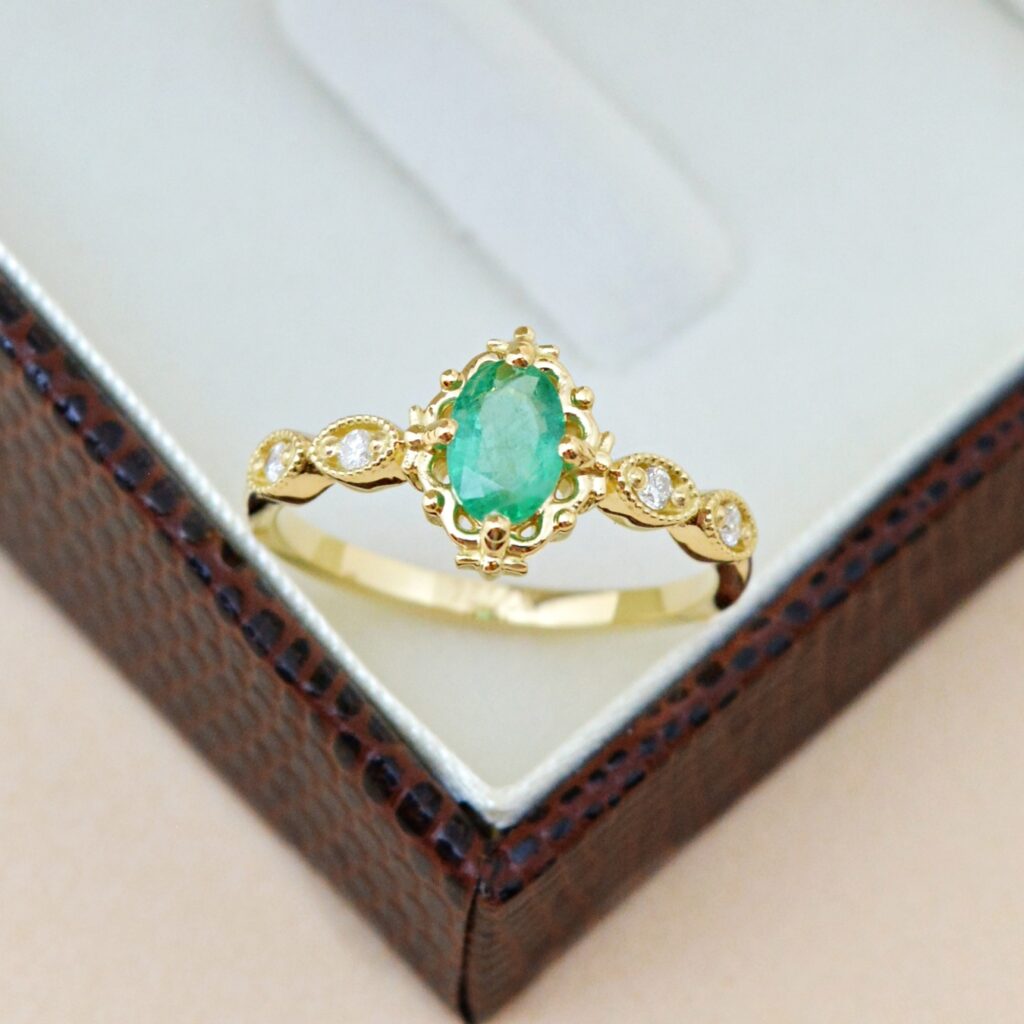 Anel em ouro 18k com esmeralda oval 4x6 mm e brilhantes, design orgânico elegante, joia feminina sofisticada que também pode ser usada como anel de formatura.