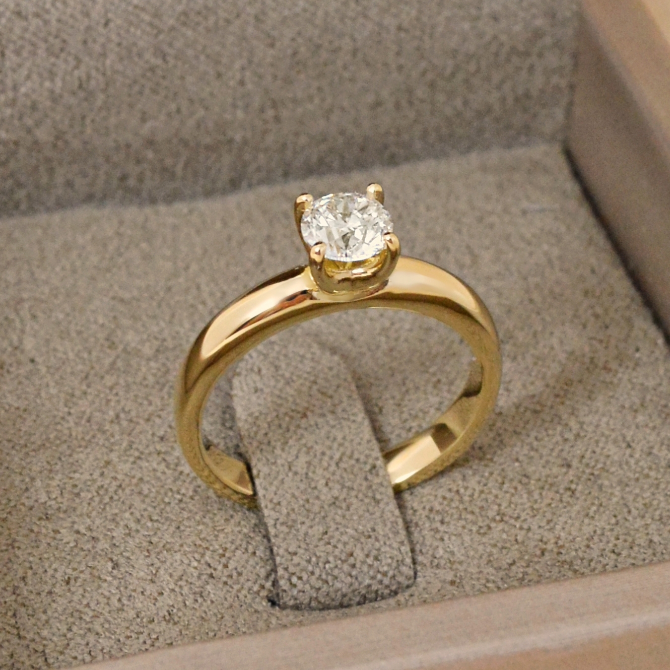 Anel Solitário em Ouro 18k com Brilhante de 50 pontos