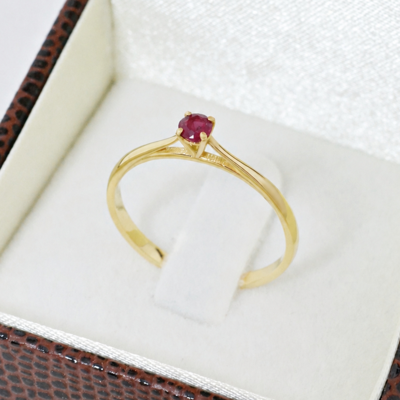 Anel solitário em Ouro 18k com rubi - S0215-R