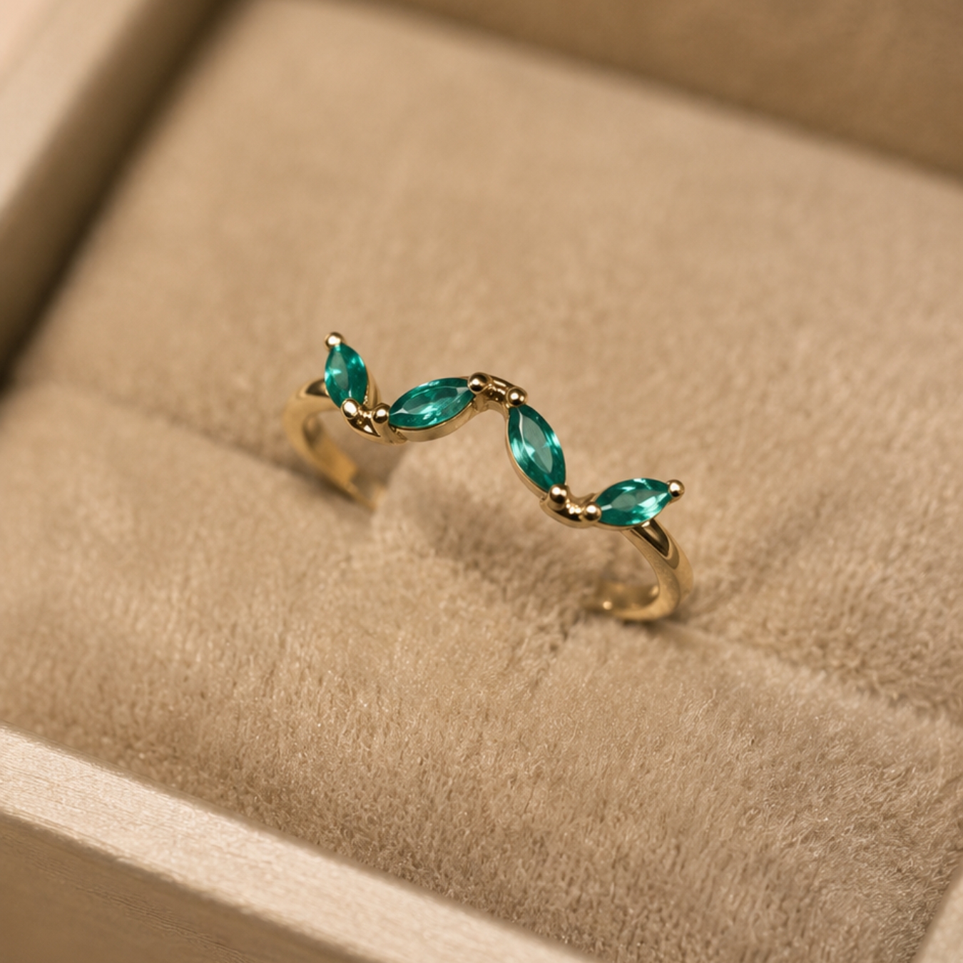 anel feminino em ouro 18k com esmeraldas navetes