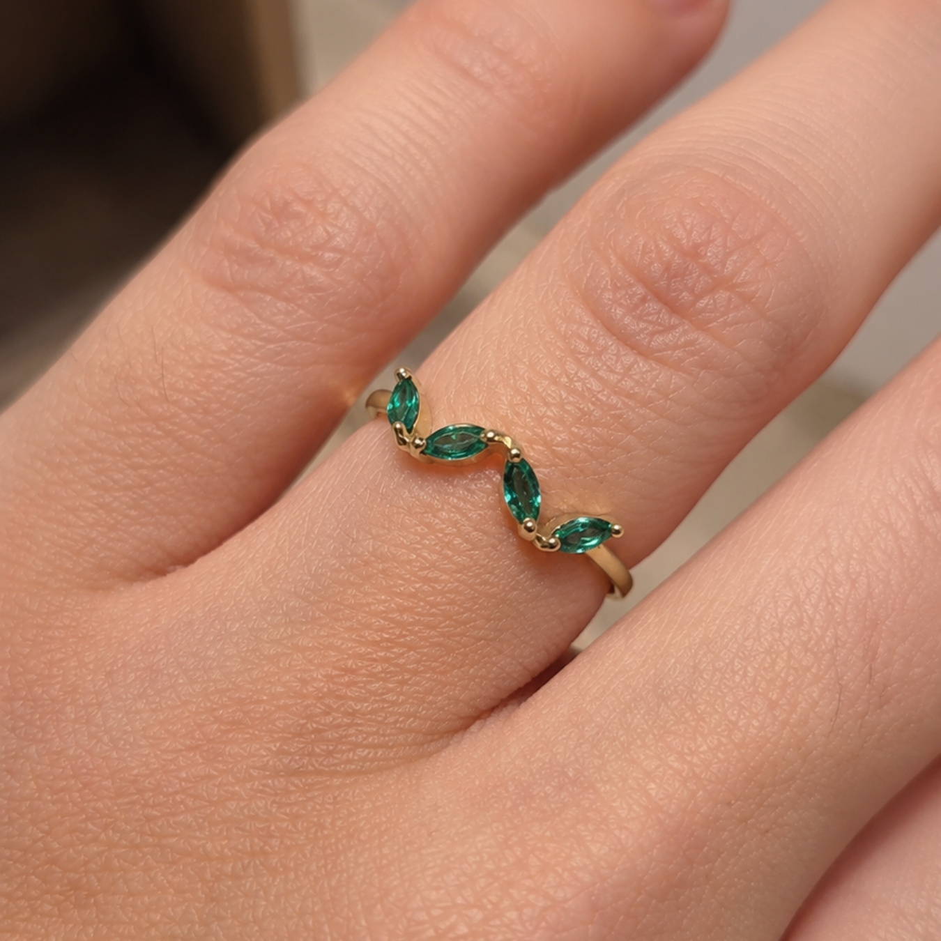 anel feminino em ouro 18k com esmeraldas navetes